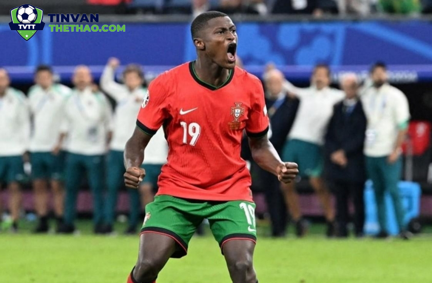 “MU Cập Nhật Chuyển Nhượng 6/1: Alphonso Davies Vẫn Trong Tầm Ngắm, Tương Lai Zirkzee Được Amorim Định Đoạt”