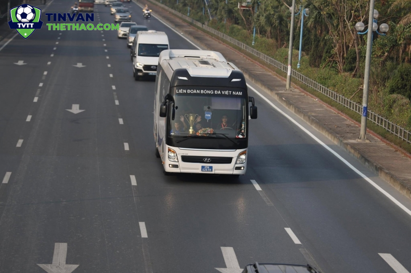 “ĐT Việt Nam Tự Hào Mang Cúp Vô Địch Về Từ Thái Lan – Chi Tiết Lễ Đón Mừng”