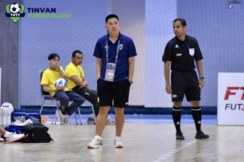 HLV ĐT futsal nữ Thái Lan không hài lòng lắm dù thắng 8-1 (Ảnh: FAT)