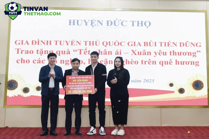 Trung vệ trao quà cho các gia đình nghèo trên quê hương (Việc tử tế)