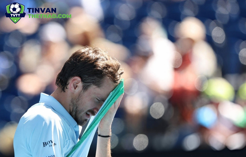 Daniil Medvedev nhọc nhằn lọt vòng 2 Australian Open 2025 (Ảnh: Getty)