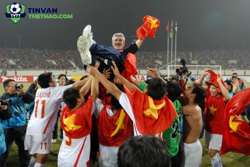 HLV Calisto dẫn dắt ĐT Việt Nam giành chức vô địch AFF Cup đầu tiên vào năm 2008 (Ảnh: VFF)